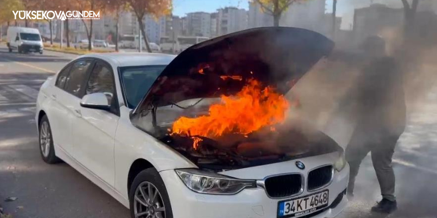 Seyir halindeki otomobilin motoru alevlere teslim oldu