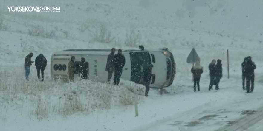 Van-Yüksekova karayolunda minibüs yolda çıkarak yan yattı