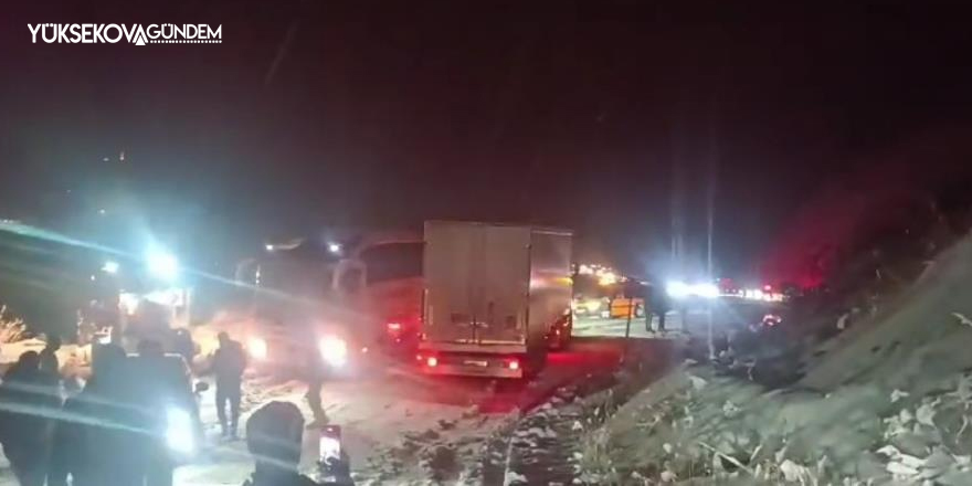 Kar yağışı trafik kazalarına neden oldu, yol saatlerce ulaşıma kapandı