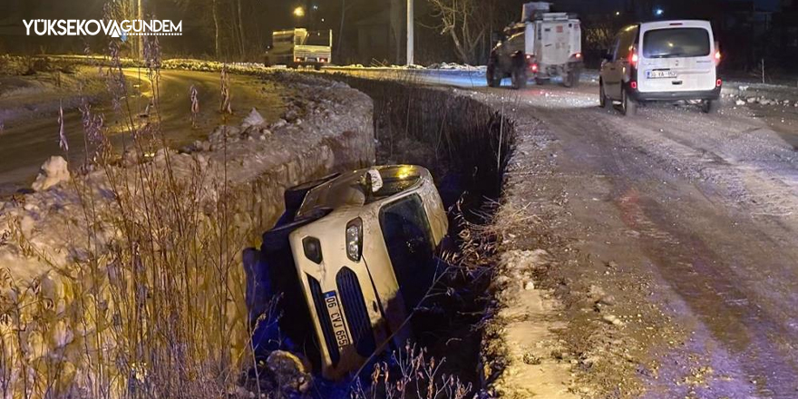 Yüksekova’da kontrolden çıkan araç kanala uçtu: 3 yaralı