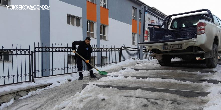 Hakkari'de soğuk hava etkili oluyor: Yollar ve merdivenler buz tuttu