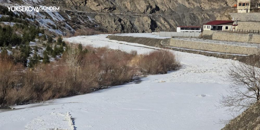 Hakkari'de Zap Suyu dondu