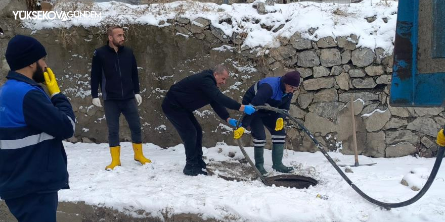 Hakkari'de dondurucu soğukta 11 kanalizasyon arızası giderildi