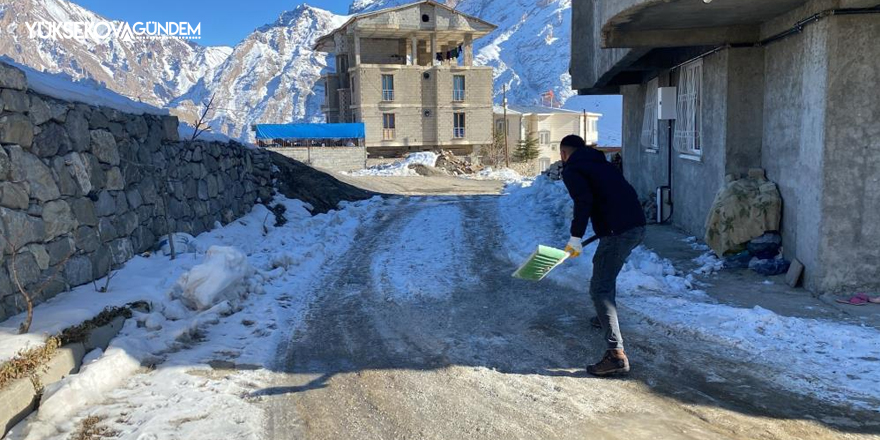 Hakkari’de buzla mücadele çalışmaları sürüyor