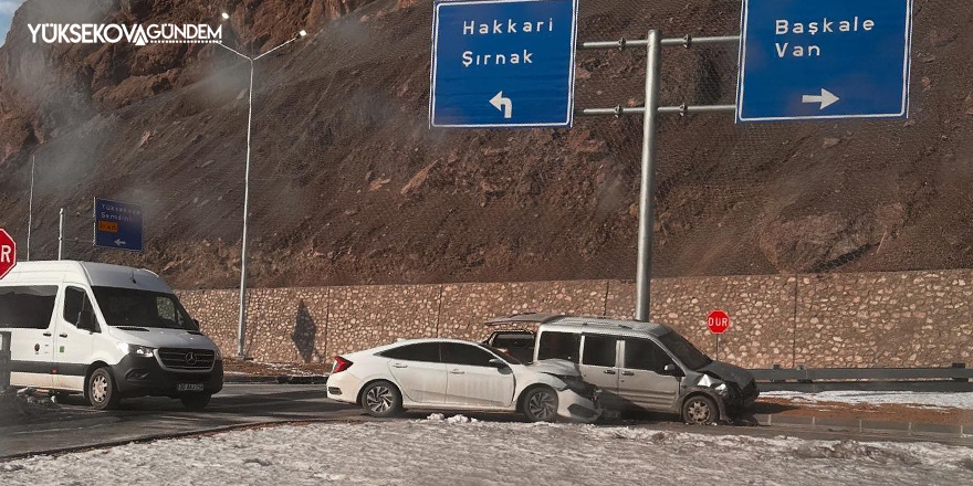 Yüksekova Yeni Köprü Tünel Çıkışında Trafik Kaza: 2 yaralı