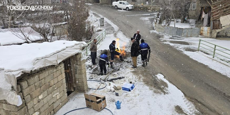 Hakkari'de Kar yağışı altında zorlu çalışma