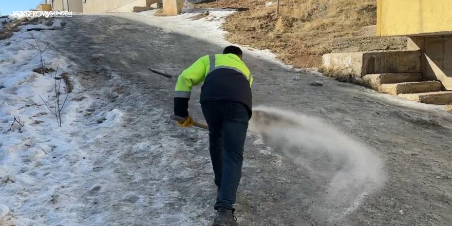 20 yaşındaki gencin ayağının kırıldığı yolda tuzlama çalışması