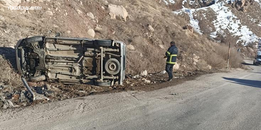 Yüksekova'da hafif ticari araç yan yattı: 2 yaralı