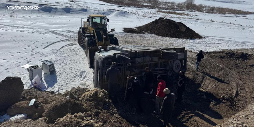 Kamyon şarampole yuvarlandı, sürücü yara almadan kurtuldu