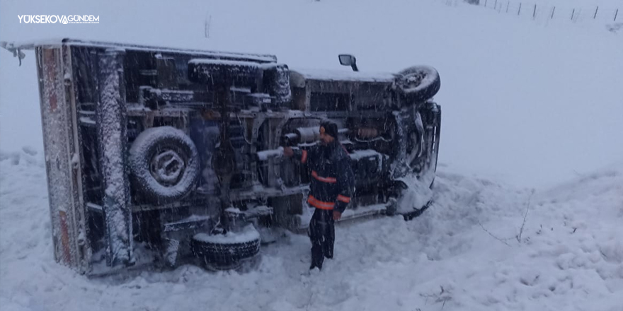 Yüksekova’da Kamyonet Şarampole Devrildi: 3 Yaralı