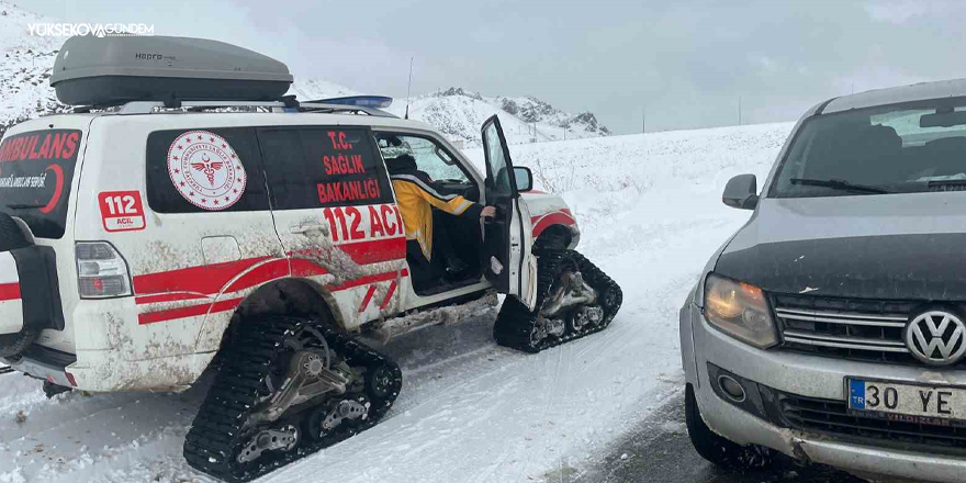 Yüksekova’da karla mücadele ve hasta kurtarma operasyonu