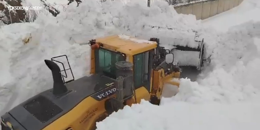 Yüksekova’da 3 metreyi geçen kar tünellerinde çalışma