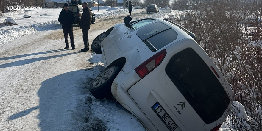 Yüksekova'da yoldan çıkan araç köprü kenarında asılı kaldı