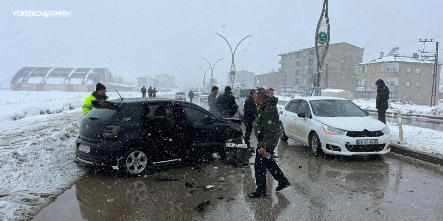 Yüksekova'da trafik kazası: 2 kişi yaralandı