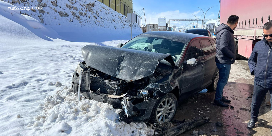 Yüksekova’da Trafik Kazası: 2 Kişi Yaralandı