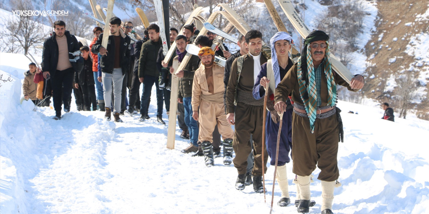 Şemdinli’de Tahta Kayak Geleneği Sürdürülüyor