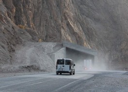 Çığ tünelleri karayoluna hayat verdi