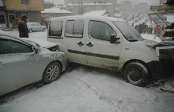 Hakkari'de yollar buz pistine döndü