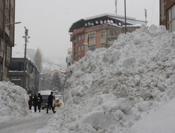 Hakkari'de 3 bin ton kar temizlendi