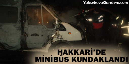 Hakkari'de 1 minibüs kundaklandı